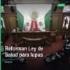 Fotografía institucional de diputados en sesión plenaria en Morelia, con bandera de Michoacán, durante la aprobación de la