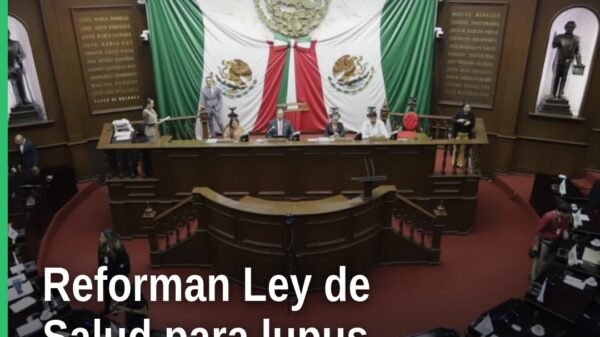 Fotografía institucional de diputados en sesión plenaria en Morelia, con bandera de Michoacán, durante la aprobación de la