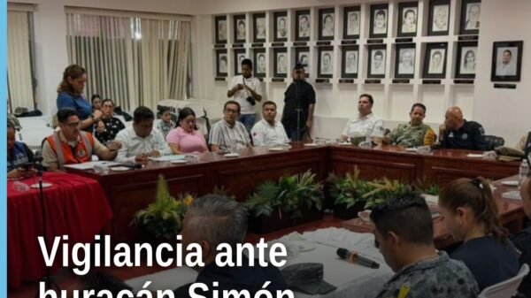 Foto oficial de Protección Civil Michoacán durante reunión de coordinación ante huracán simón costa michoacana