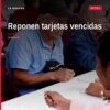 Mujer adulta mayor recibe tarjeta nueva en módulo oficial de Bienestar en Morelia, Michoacán, durante la reposición tarjetas