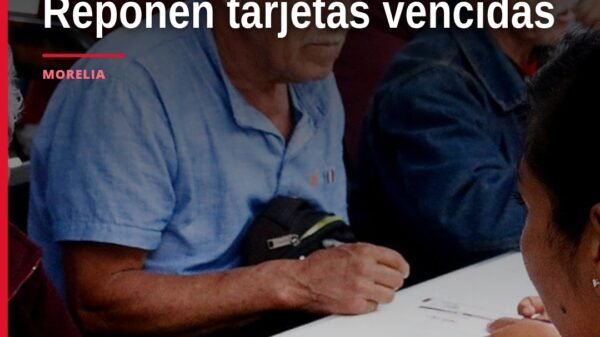 Mujer adulta mayor recibe tarjeta nueva en módulo oficial de Bienestar en Morelia, Michoacán, durante la reposición tarjetas