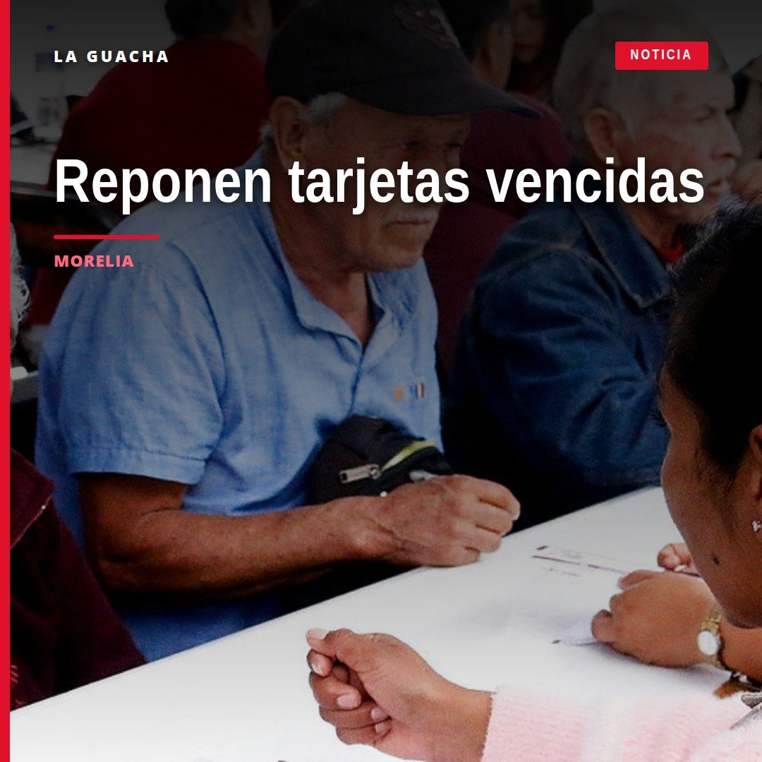 Mujer adulta mayor recibe tarjeta nueva en módulo oficial de Bienestar en Morelia, Michoacán, durante la reposición tarjetas