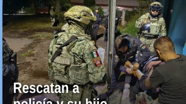 rescate con vida: ambulancia y personal de seguridad cerca de un vehículo en Queréndaro, Michoacán