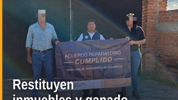 Ilustración simbólica de documentos de propiedad y llaves entregadas a una mujer en Huaniqueo, representando la restitución