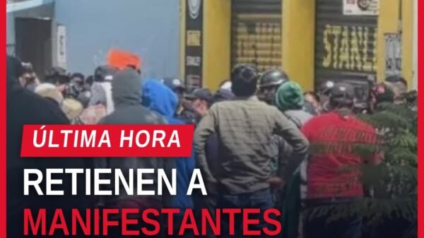 retención de manifestantes: grupo de personas detenidas por policías en la avenida La Huerta, Morelia, frente al panteón