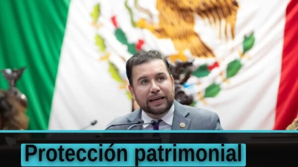 Reyes Galindo Pedraza hablando ante el pleno del Congreso del Estado de Michoacán, con logo de La Guacha 103.5, sobre