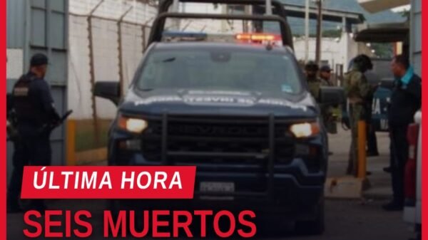 Vista exterior del centro penitenciario del Castillo en Mazatlán, con presencia de vehículos oficiales y elementos de