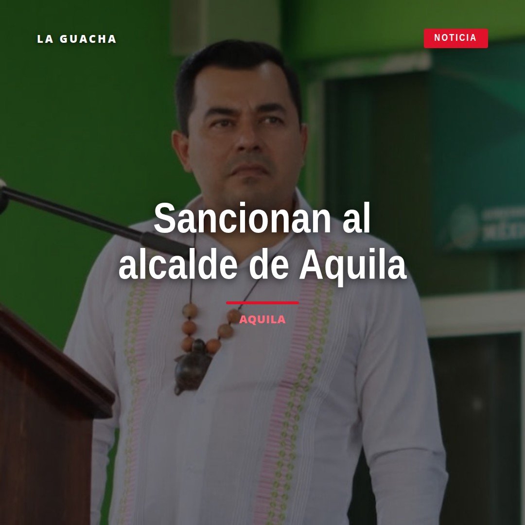 Fotografía de José María Valencia Guillén, alcalde de Aquila, frente al palacio municipal, con expresión seria, relacionada