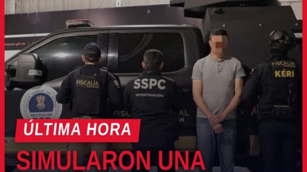Ilustración simbólica de documentos falsificados y una póliza de seguro, con fondo que sugiere una oficina pública en