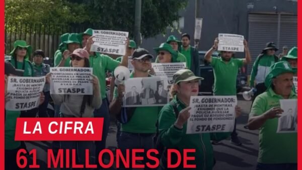Manifestantes del STASPE frente a instalaciones de la Policía Auxiliar en Morelia exigiendo el pago adeudo pensiones civiles