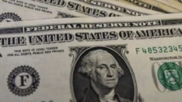 Gráfico de tendencia ascendente con cifra 18.2013 y leyenda 'precio del dólar hoy' en fondo mexicano