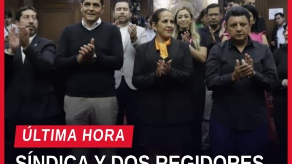 Escena institucional en el Congreso del Estado de Michoacán durante la toma de protesta a síndica y regidores chavinda