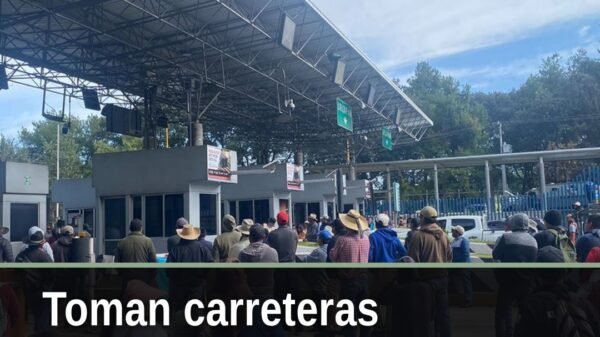 toma carreteras csim: manifestantes indígenas con banderas en un punto de control carretero en Michoacán