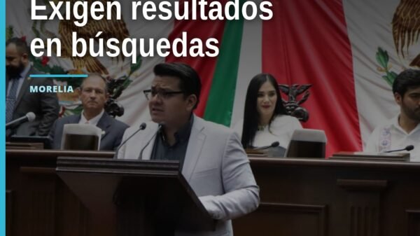 Diputado Toño Carreño Sosa hablando ante micrófonos en Morelia, Michoacán, sobre la búsqueda de personas desaparecidas