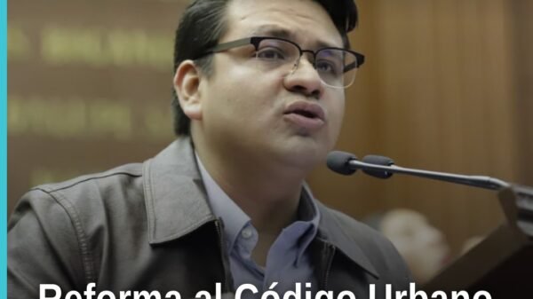Diputado Toño Carreño Sosa presentando iniciativa de reforma código urbano en el Congreso del Estado de Michoacán, Morelia