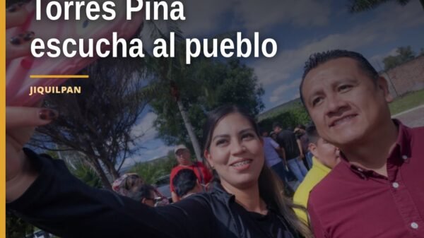 Carlos Torres Piña hablando ante una audiencia en Jiquilpan, Michoacán, durante el evento 'La 4T te escucha', enfocando la