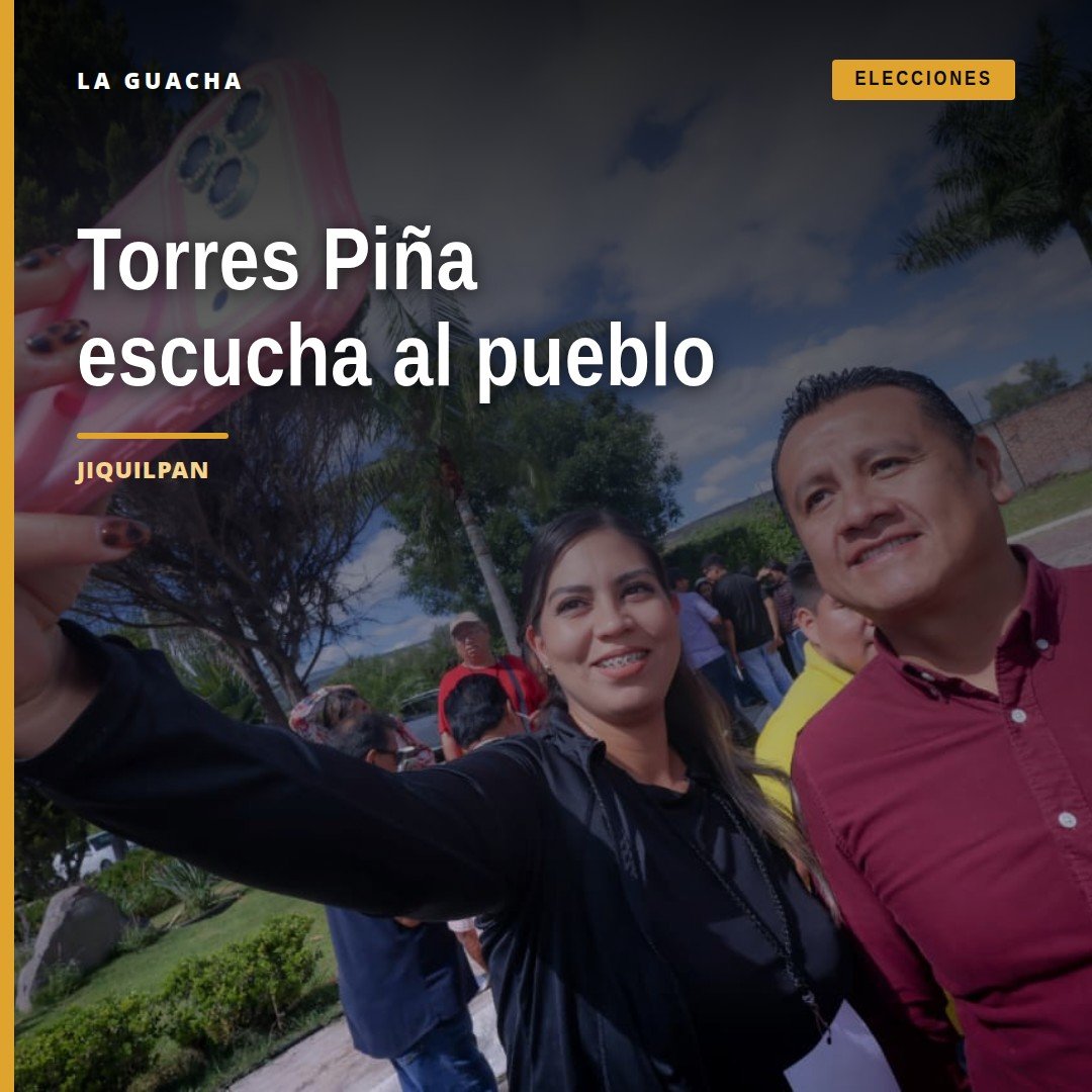Carlos Torres Piña hablando ante una audiencia en Jiquilpan, Michoacán, durante el evento 'La 4T te escucha', enfocando la
