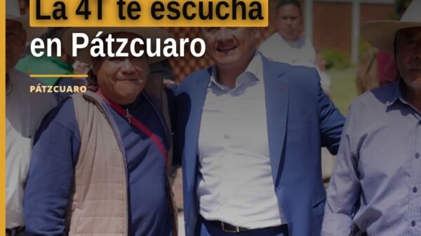 Carlos Torres Piña hablando ante una audiencia en Pátzcuaro durante el evento 'La 4T te escucha'