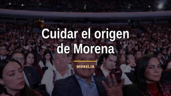 Carlos Torres Piña hablando ante micrófono en evento conmemorativo de 15 años de Morena en Morelia, Michoacán, enfatizando
