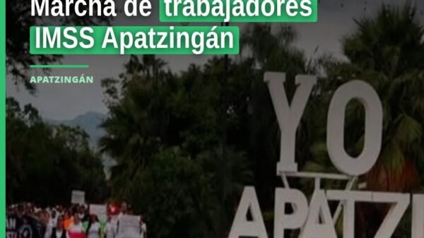 trabajadores imss apatzingán marchando pacíficamente con pancartas en calles de Apatzingán, Michoacán