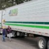 choque transportistas aguacateros: manifestantes y camiones en un acceso carretero de Uruapan, Michoacán