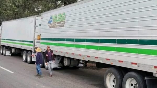 choque transportistas aguacateros: manifestantes y camiones en un acceso carretero de Uruapan, Michoacán