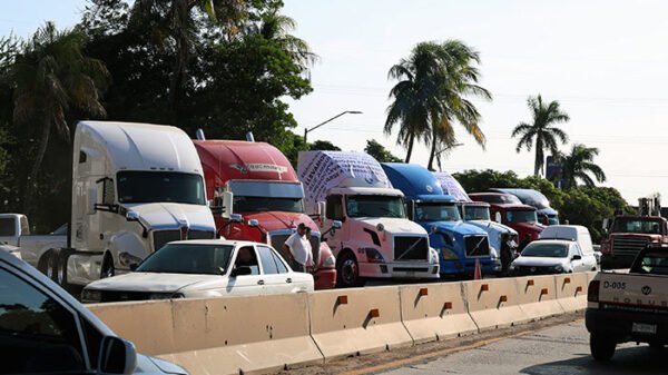 Transportistas levantan bloqueos en carreteras tras reunión con la Secretaría de Gobernación