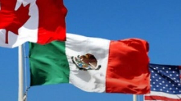 Ilustración simbólica de tres banderas (México, Canadá y EU) con una balanza desequilibrada y documentos de comercio