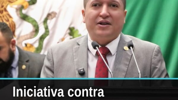 Diputado Vicente Gómez Núñez hablando en tribuna del Congreso de Michoacán sobre laudos laborales municipales