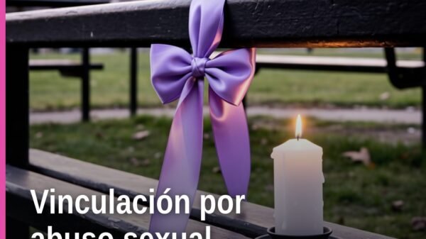 Ilustración simbólica de balanza de justicia y edificio de fiscalía en Jiquilpan, con texto 'vinculación a proceso jiquilpan'