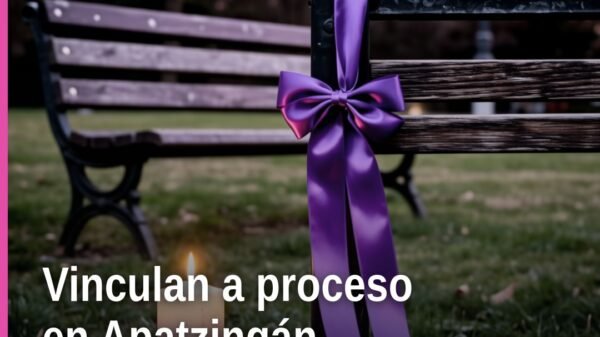 Ilustración simbólica de una balanza de justicia y un edificio de tribunales en Apatzingán, con texto 'vinculación a proceso