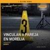 Ilustración simbólica de una balanza de justicia y un vehículo policial frente a un entorno urbano de Morelia, relacionado