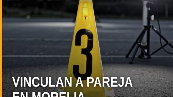 Ilustración simbólica de una balanza de justicia y un vehículo policial frente a un entorno urbano de Morelia, relacionado