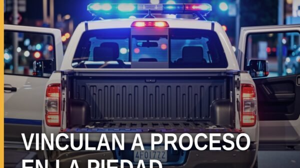 Ilustración simbólica de balanza de justicia y documento con sello judicial, representando la vinculación a proceso la piedad