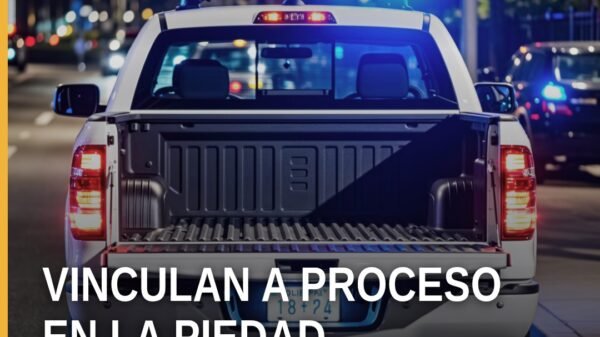 Ilustración simbólica de una balanza de justicia y documentos contables con el texto 'vinculación a proceso la piedad'