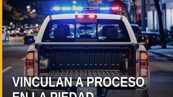 Ilustración simbólica de balanza de justicia y documento con sello judicial, representando la vinculación a proceso la piedad