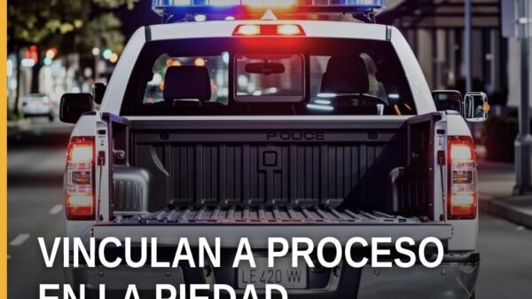 Ilustración simbólica de balanza de justicia y documento judicial con leyenda 'vinculación a proceso la piedad'