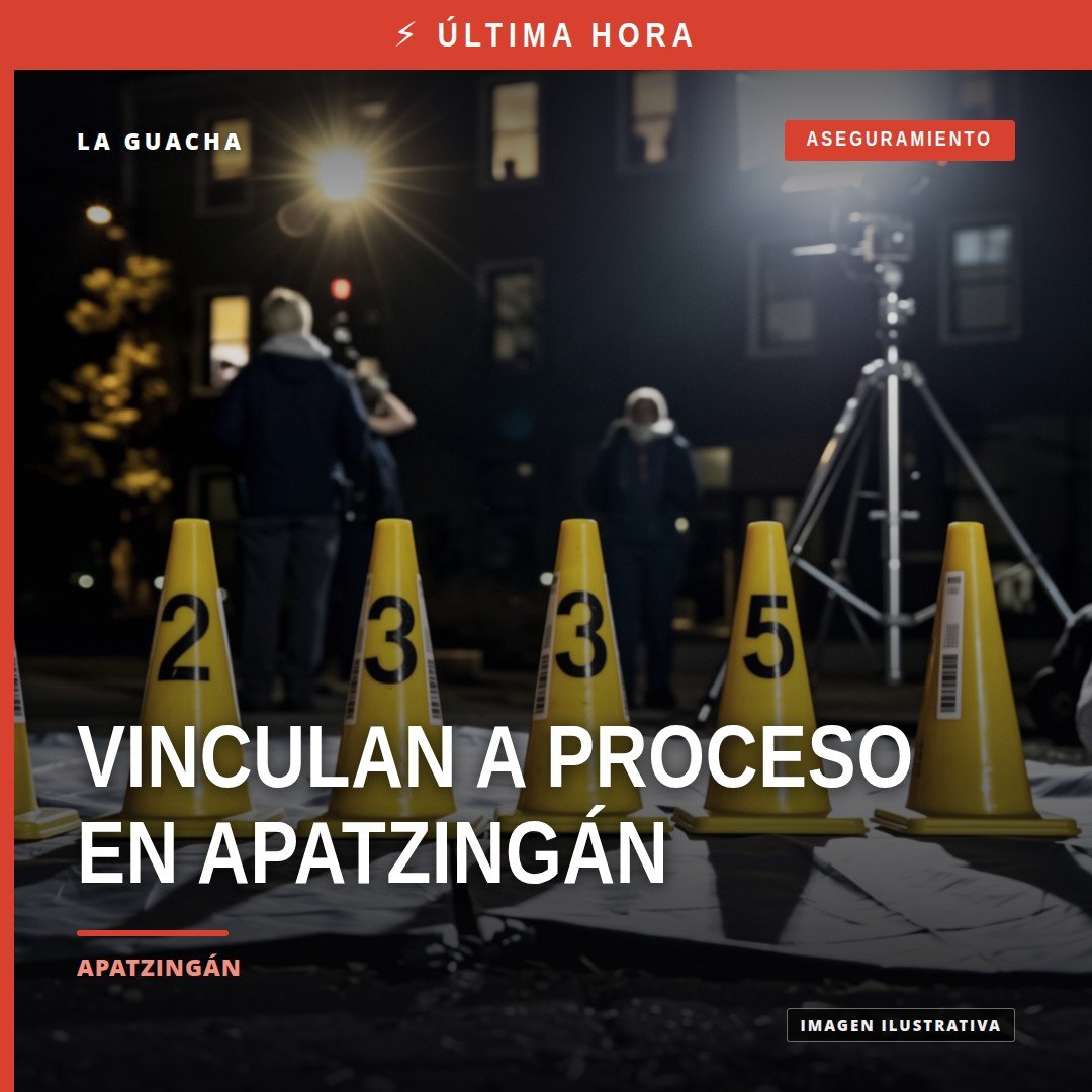 Ilustración simbólica de una motocicleta estacionada en la avenida Corregidora de Apatzingán, con presencia policial cercana