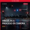 Ilustración simbólica de balanza de justicia y silueta de camioneta frente a fraccionamiento residencial en Zamora