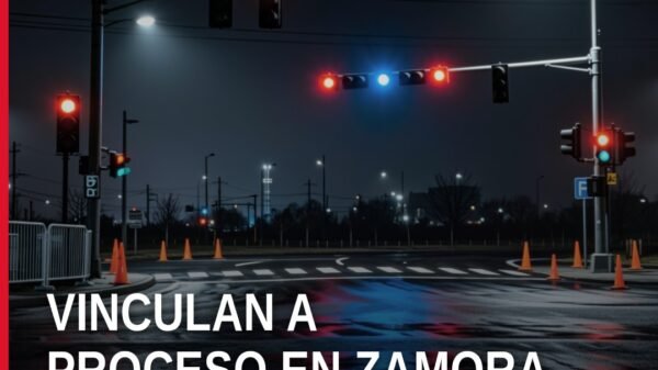 Ilustración simbólica de balanza de justicia y silueta de camioneta frente a fraccionamiento residencial en Zamora