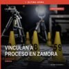 Ilustración simbólica de una balanza de justicia y un escudo con la leyenda 'Fiscalía Michoacán' sobre fondo azul