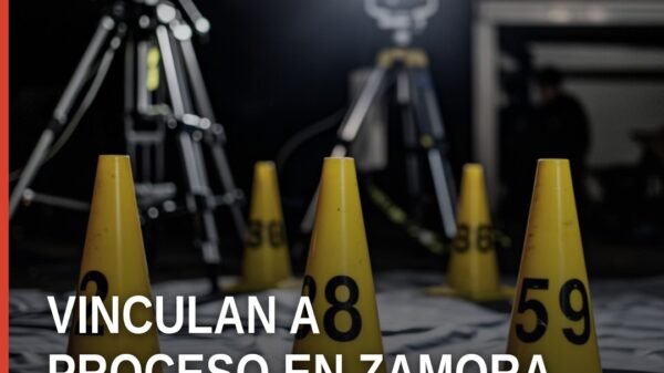 Ilustración simbólica de una balanza de justicia y un escudo con la leyenda 'Fiscalía Michoacán' sobre fondo azul